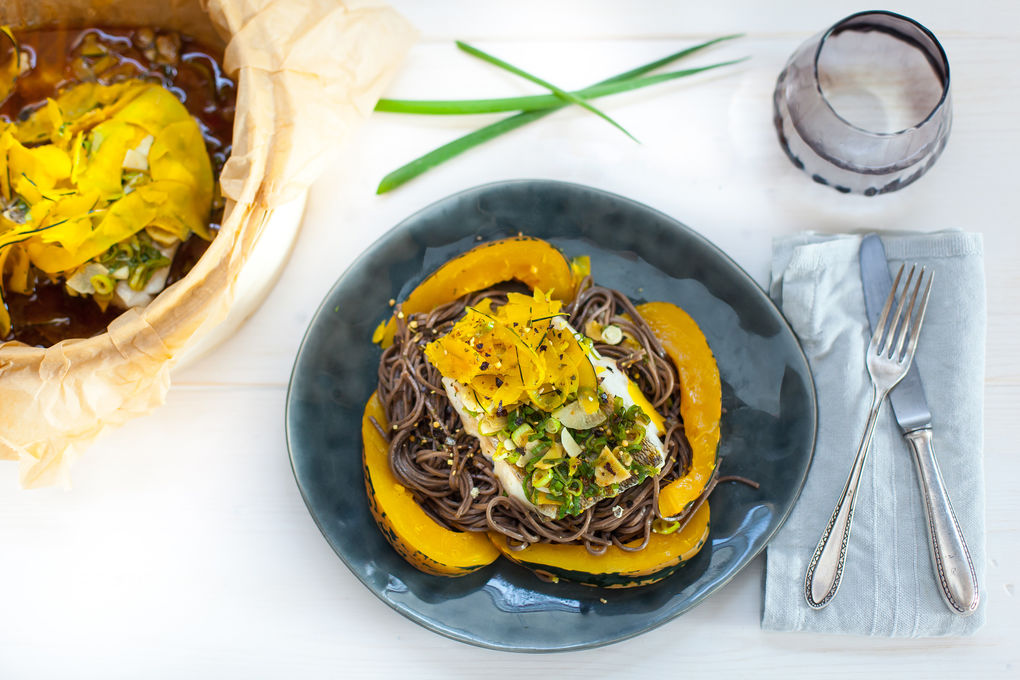 Saftiger Zander und Mardi Gras Kürbis auf Furikake-Soba-Nudeln