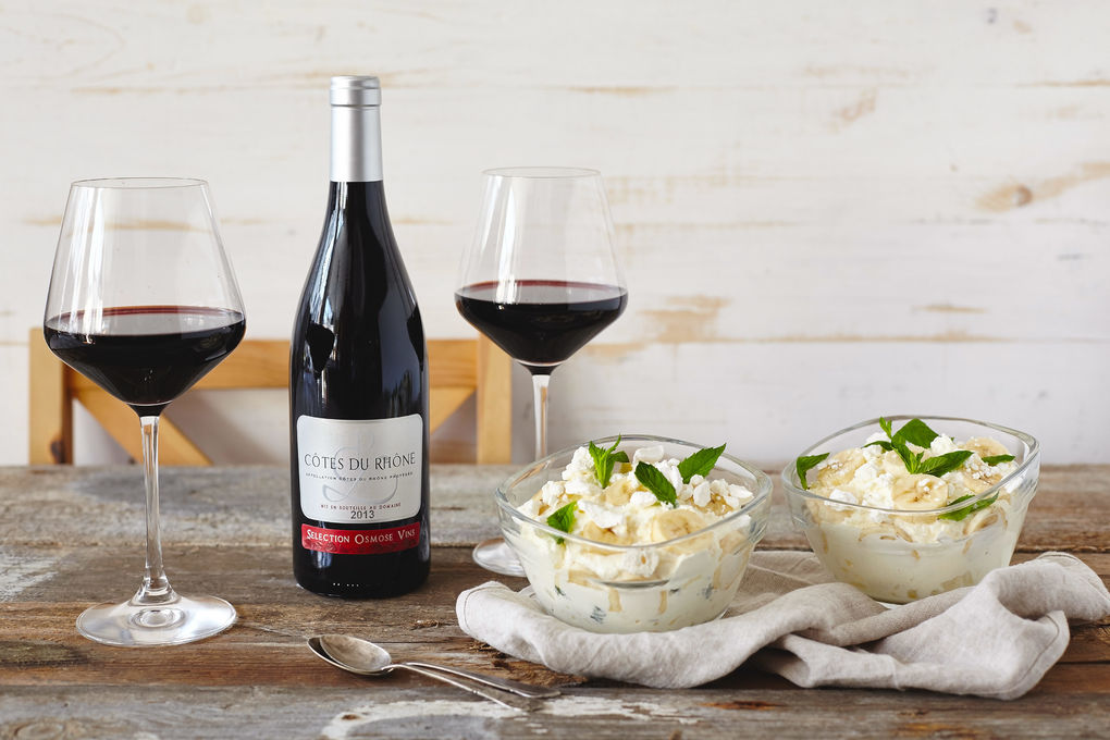 Eton Mess mit Banane und einer Flasche Côtes du Rhône