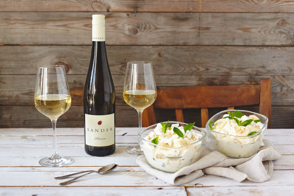 Eton Mess mit Banane und einer Flasche Silvaner