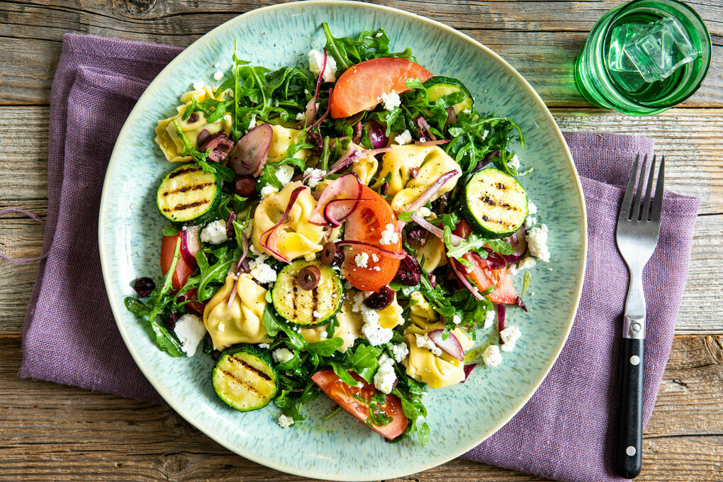 Tortellonisalat mit Feta und Oliven mit gegrillter Zucchini und Zitronendressing