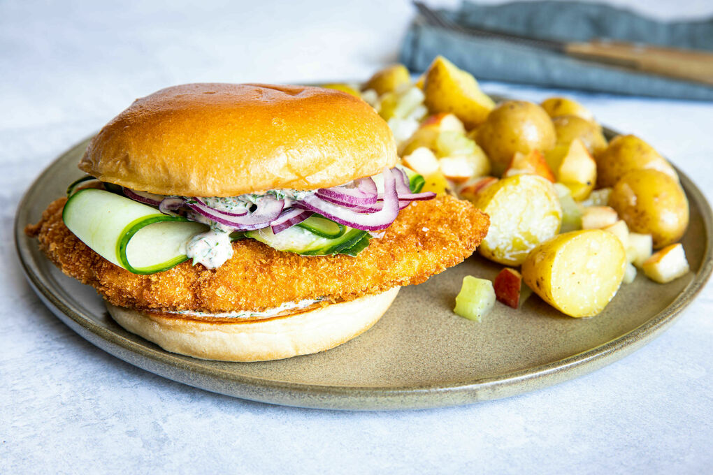 Fried Chicken Sandwich mit Gurke dazu Kartoffelsalat mit Apfel und Sellerie