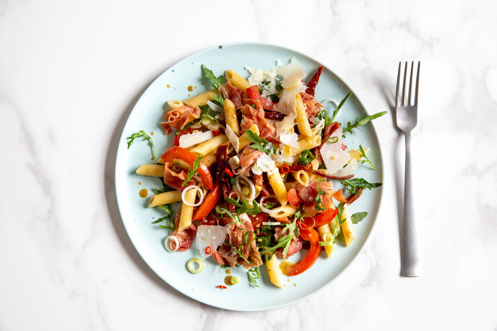 Sommerlicher Rucola-Pasta-Salat mit Serrano und getrockneten Tomaten