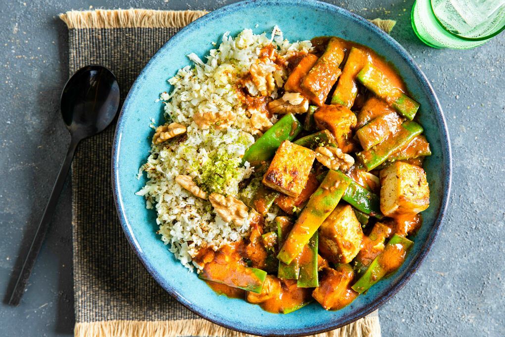 Pfannengerührte Bohnen und Tofu mit Chraime-Sauce auf Blumenkohlreis