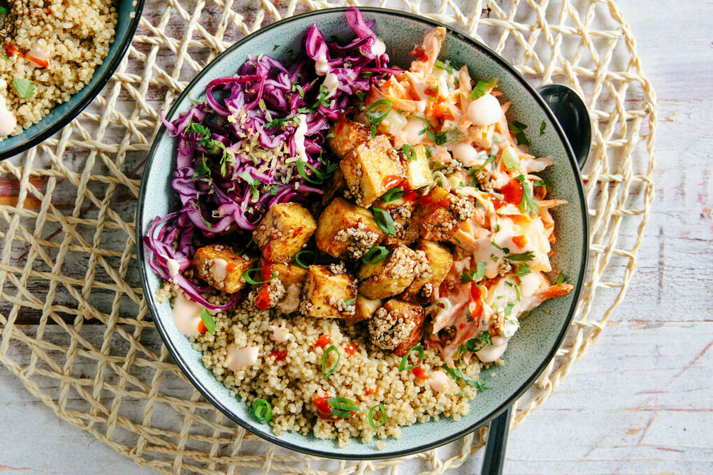 Tofu-Quinoa-Bowl vegan mit asiatischem Rotkohl-Ananas-Salat