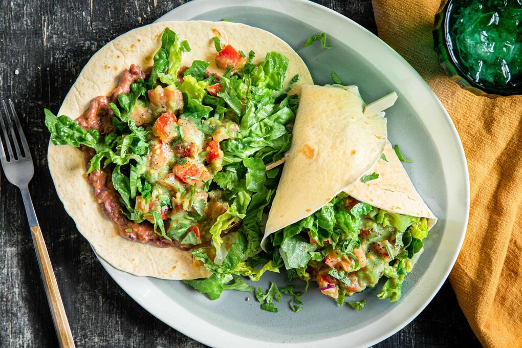 Mexikanische Bohnen-Tortillas mit Guacamole-Tomaten-Salsa
