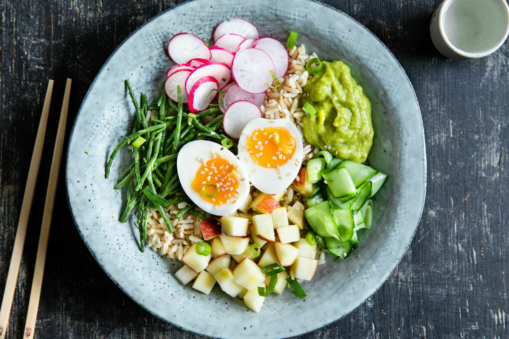 Fruchtige Reis-Bowl mit Apfel und Ei mit Queller und Guacamole