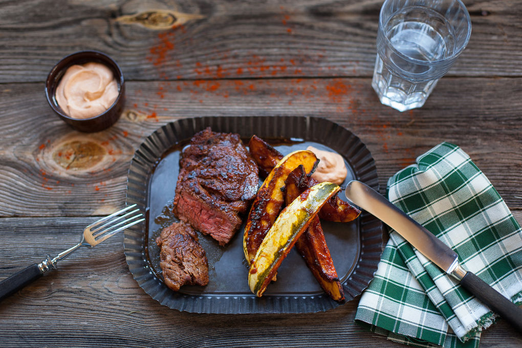 BBQ-Jester-Kürbisspalten mit mariniertem Entrecôte und Paprika Sou