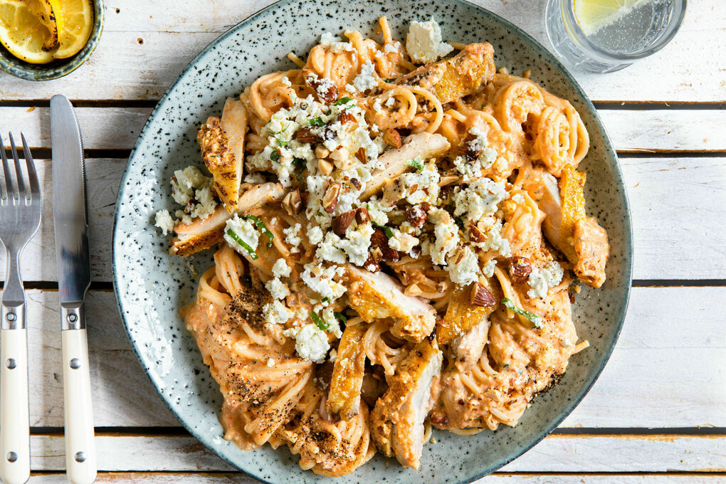 Spaghetti mit Hähnchen und Feta und würzigem Paprika-Rauchmandel-Pesto