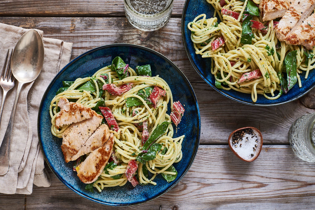 Saftiges Schweinerückensteak mit Basilikum-Spaghetti und Mangold