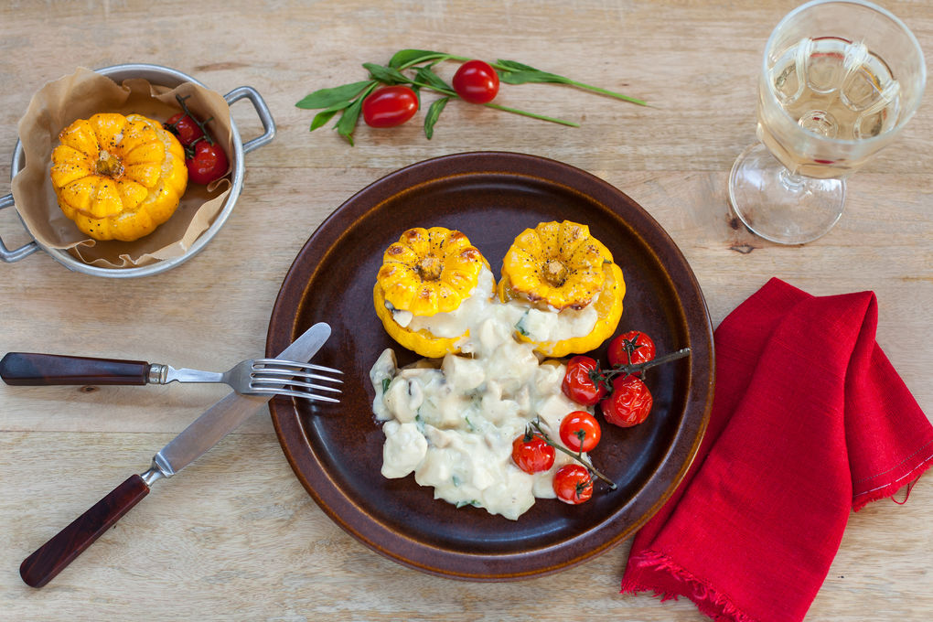 Hühnchen-Champignonragout mit Estragon in geröstetem Kürbis