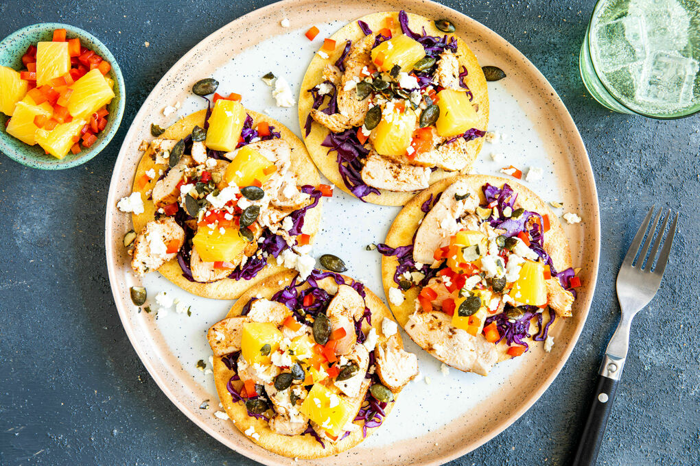 Ananas-Hähnchen-Tostadas mit Feta mit Rotkohlsalat und Paprikasalsa