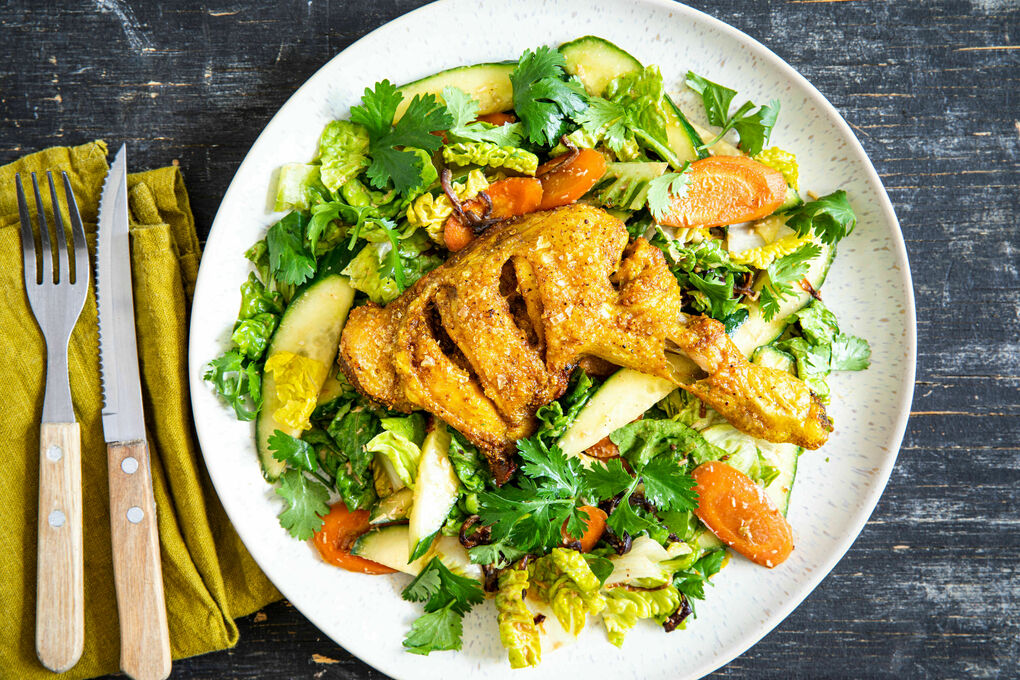 Krosse Curry-Hähnchenschenkel auf Thai-Salat mit Kokos-Limetten-Dressing