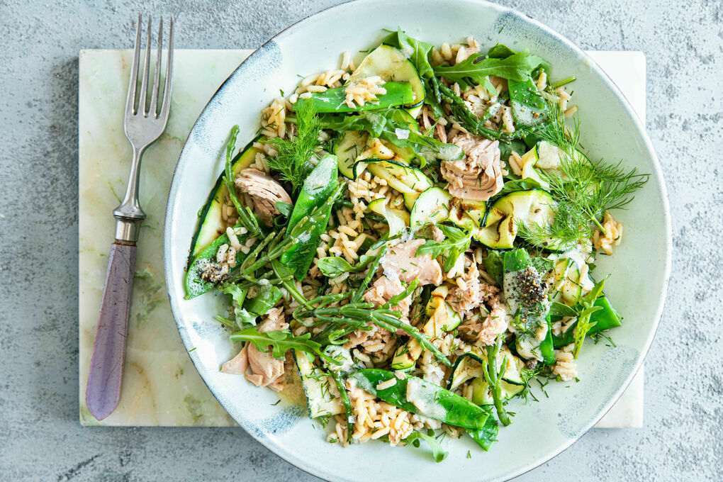 Thunfisch-Gemüse-Bowl mit Naturreis und cremigem Tahinidressing