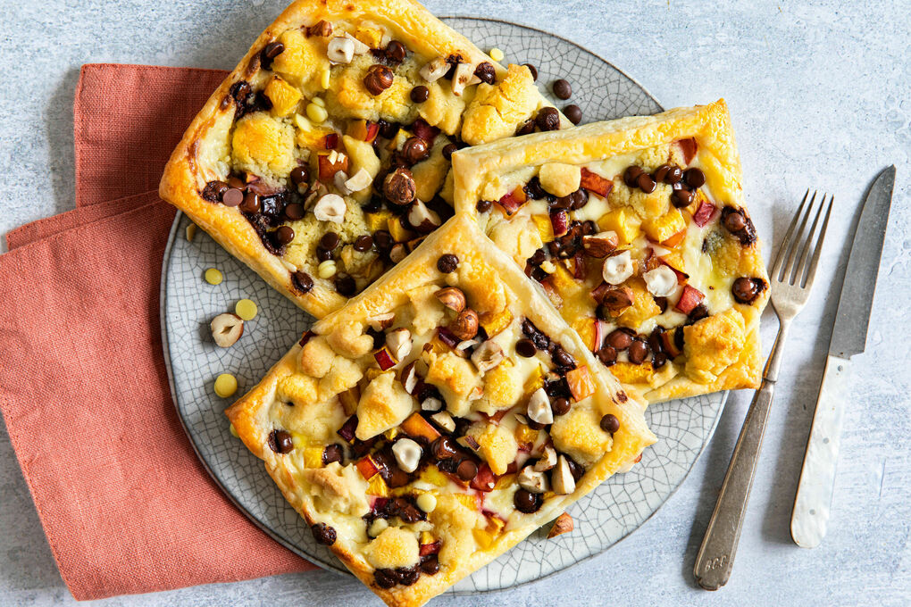 Schokoladen-Nuss-Tartes mit Crème fraîche und Nektarine