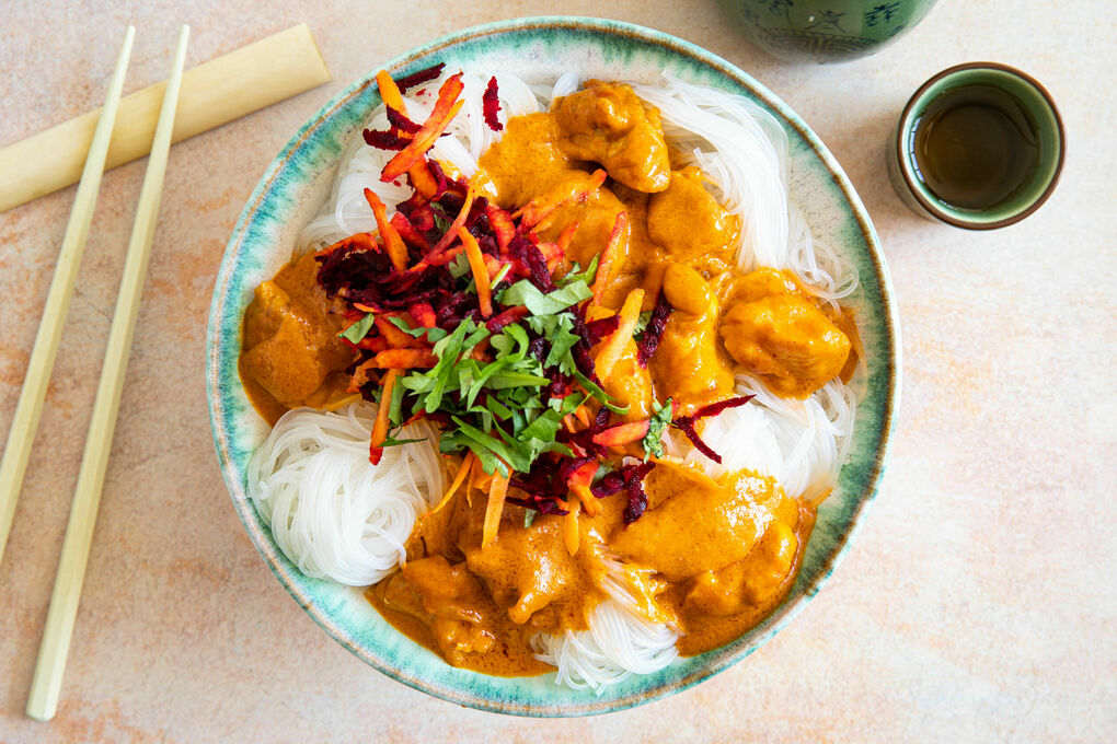 Rotes Hähnchencurry mit Erdnussbutter auf Glasnudeln mit Karotten-Bete-Salat