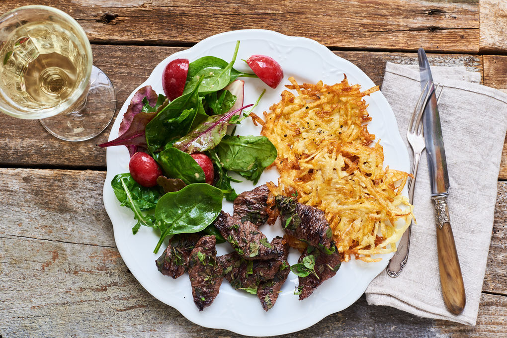 Kräuter-Steakstreifen mit Kartoffelrösti und Radieschen-Salat
