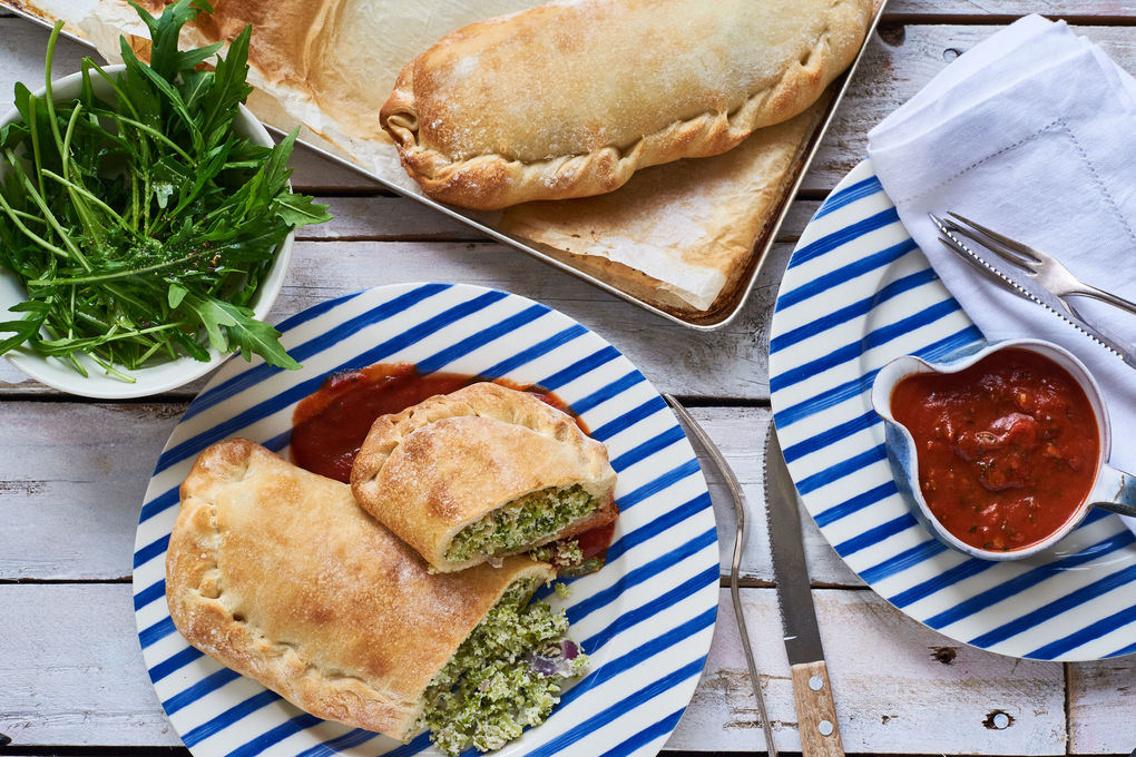Brokkoli und Ricotta Calzone mit Tomaten-Kräuter-Sauce und Rucola