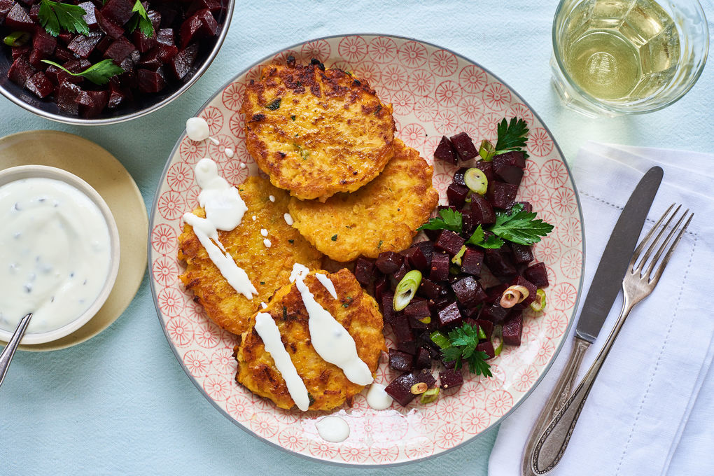 Linsen-Bratlinge mit Rote-Beete-Salat und Pfeffer-Dip