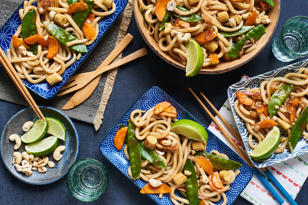Gedämpftes Asia-Gemüse mit Udon-Nudeln und Zwiebel-Sauce