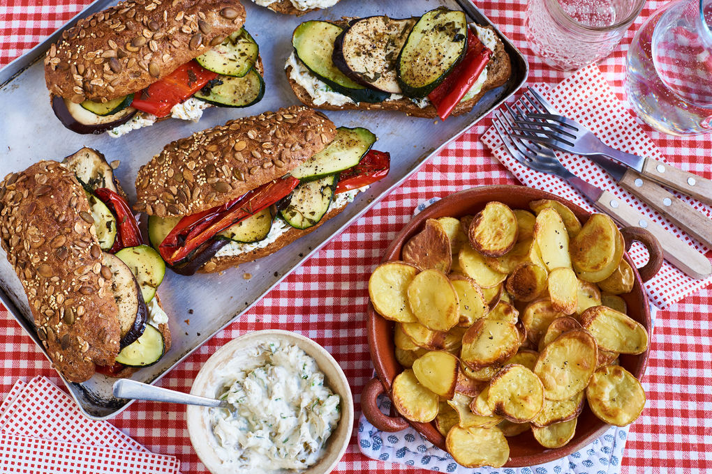 Saftiges Sandwich mit Röst-Gemüse und Knusper-Chips