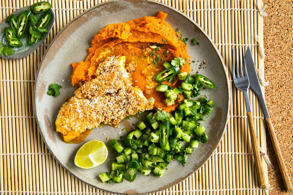 Seehecht im Kokosmantel mit Süßkartoffelpüree und Gurkensalsa