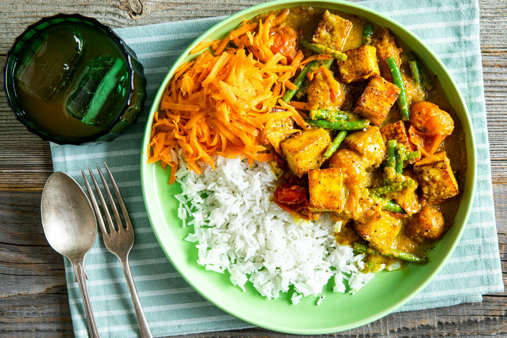 Tomaten-Bohnen-Curry mit Paneer dazu Basmatireis und Karotten-Limetten-Salat