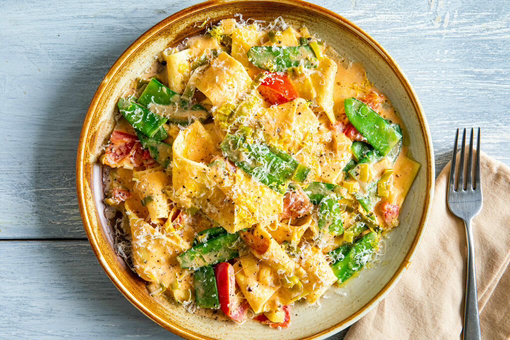 Frische Pasta mit Zuckererbsen und Lauch in cremiger Sauce mit Trüffelöl und Käse