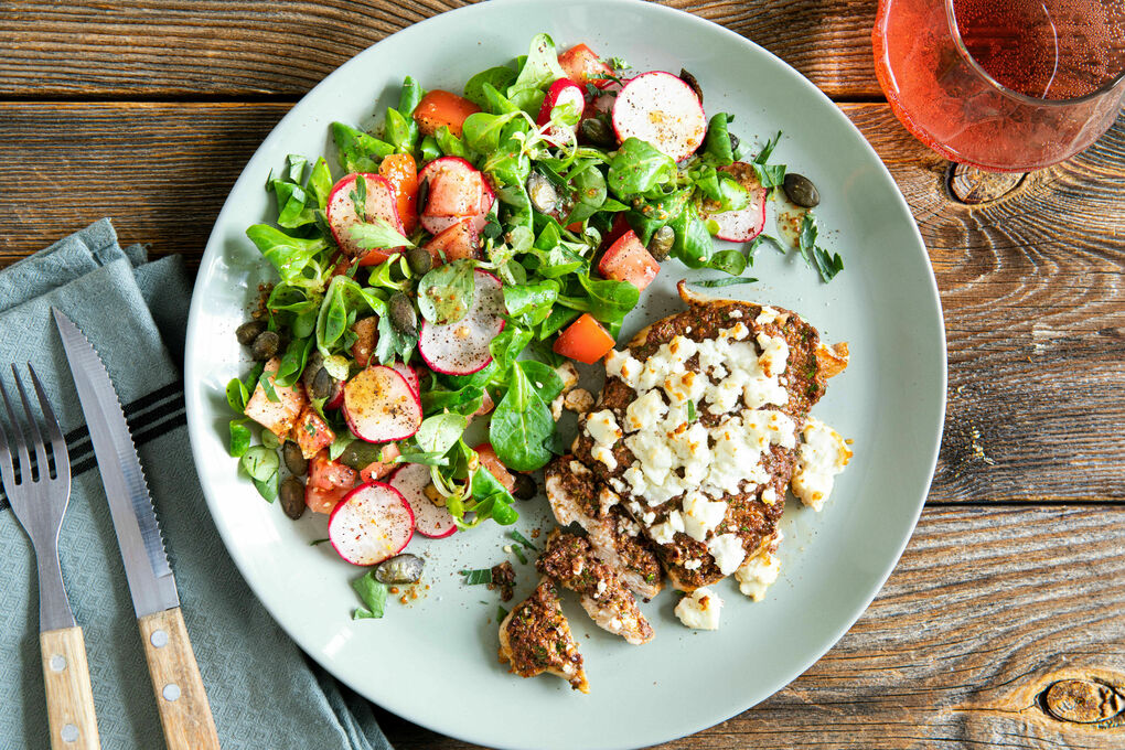 Hähnchen mit Feta und Tapenade dazu bunter Salat mit Kürbiskernen