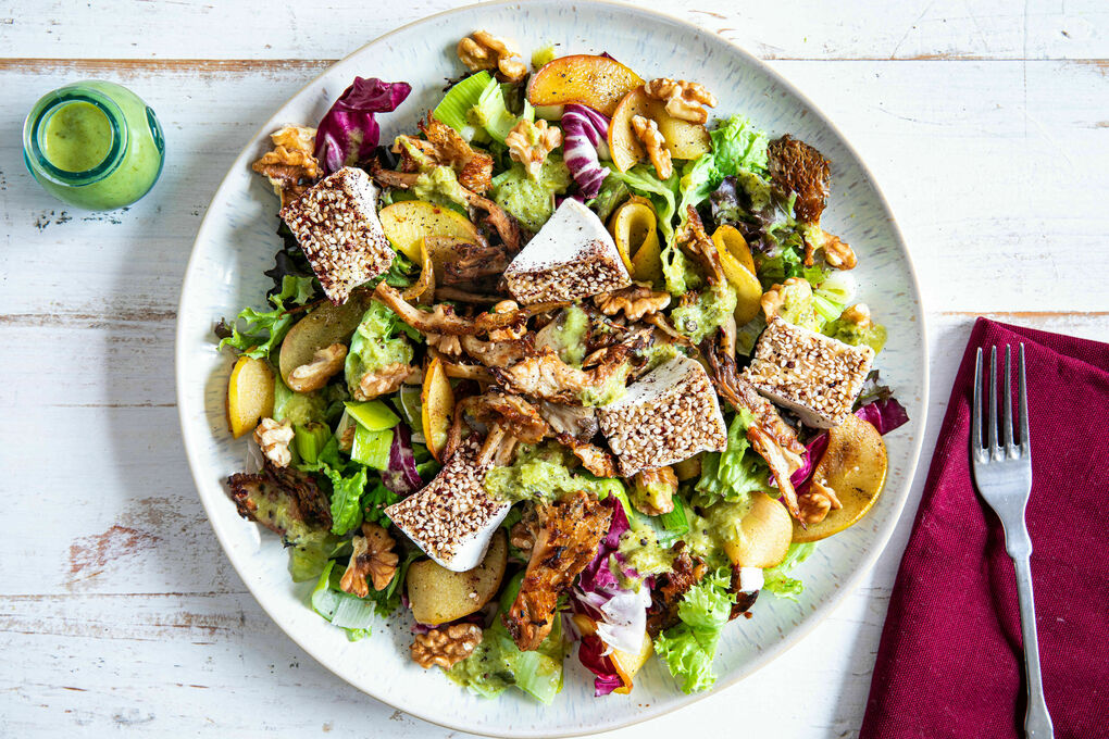 Brie mit Sesamkruste und Apfel auf buntem Salat mit Austernpilzen