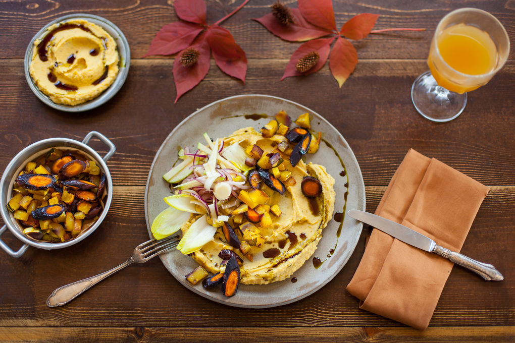 Cremiges Kürbis-Hummus mit herbstlichem Salat und Kürbiskernöl