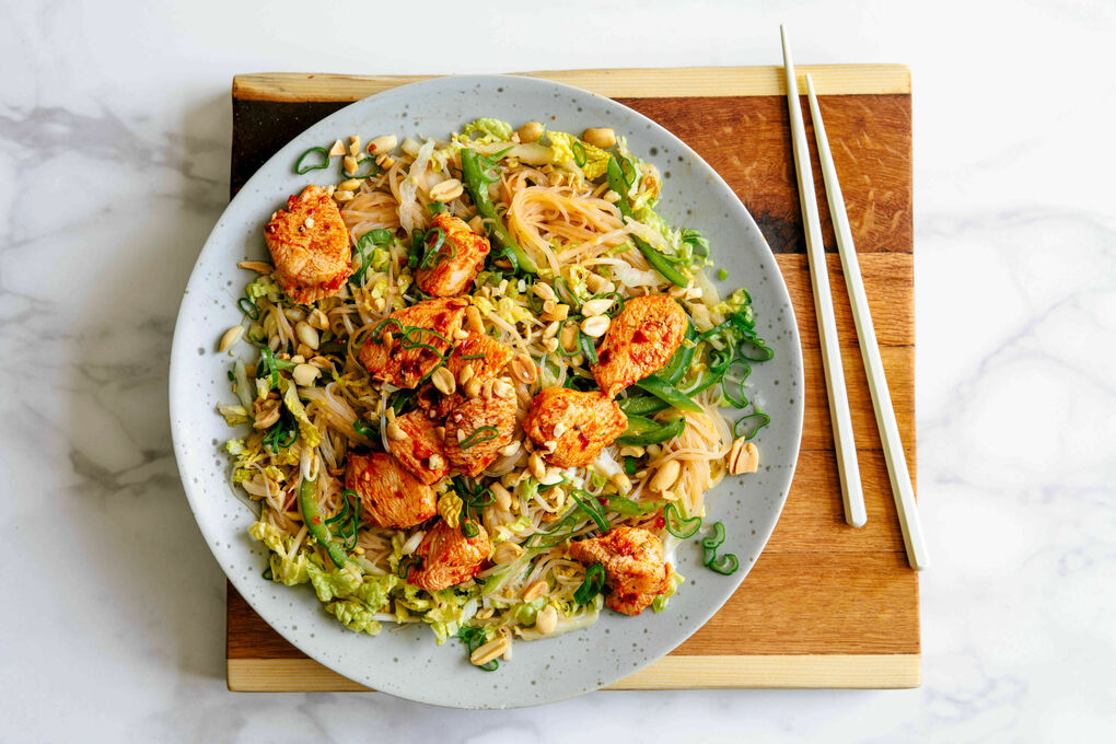 Indonesisches Sambal-Hähnchen mit Vermicelli-Gemüse und Erdnusssauce