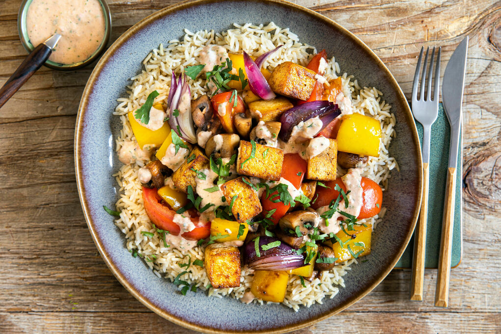 Vegane Tofu-Gemüse-Pfanne mit Naturreis und Koriander-Mayo-Sauce