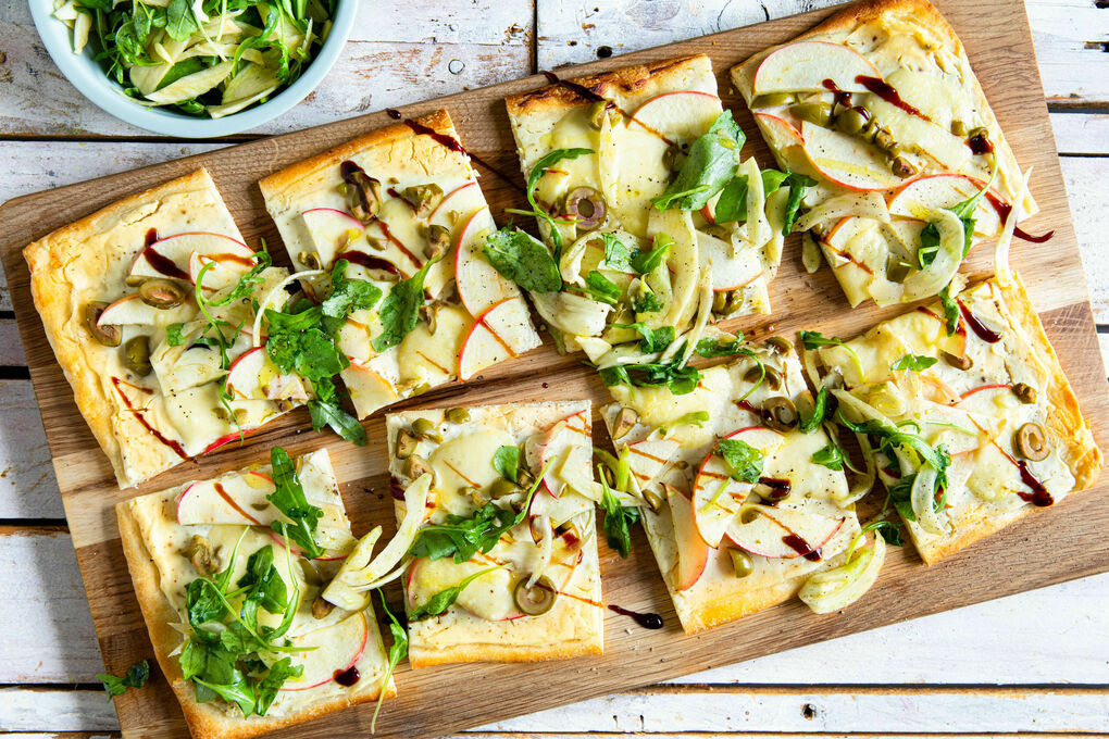 Ricotta-Fenchel-Pizza bianca mit Apfel und Oliven