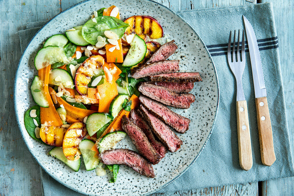 Rindersteak mit gegrilltem Pfirsich an buntem Tatsoi-Salat mit Mandeln