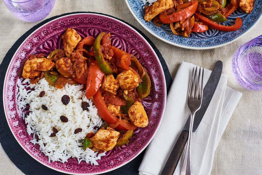 Indisches Hühnchen-Curry mit bunter Paprika und Rosinen-Reis