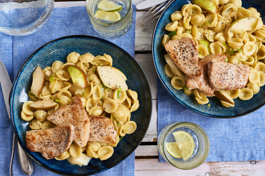 Zarte Schweinesteaks mit Pasta in Blauschimmelkäse-Sauce
