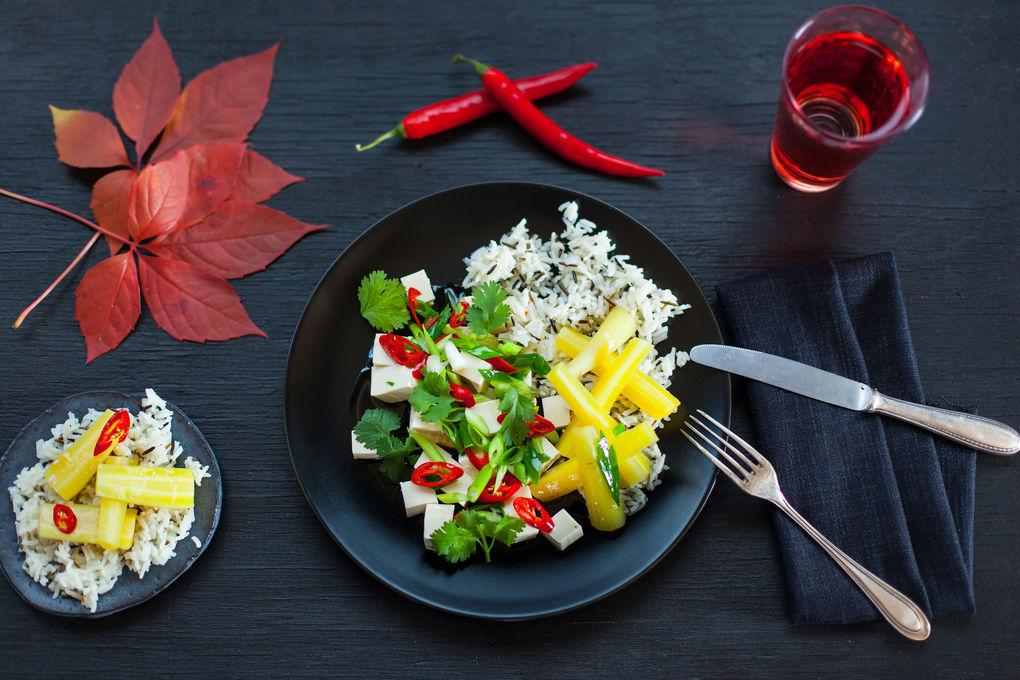 Seidentofu und Gemüse in würzigem Chili-Sesam-Dressing