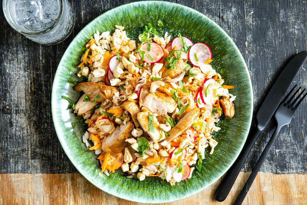 Süß-scharfes Thai-Hähnchen mit Cashews und knusprigen Schalotten auf Reis mit Gemüse
