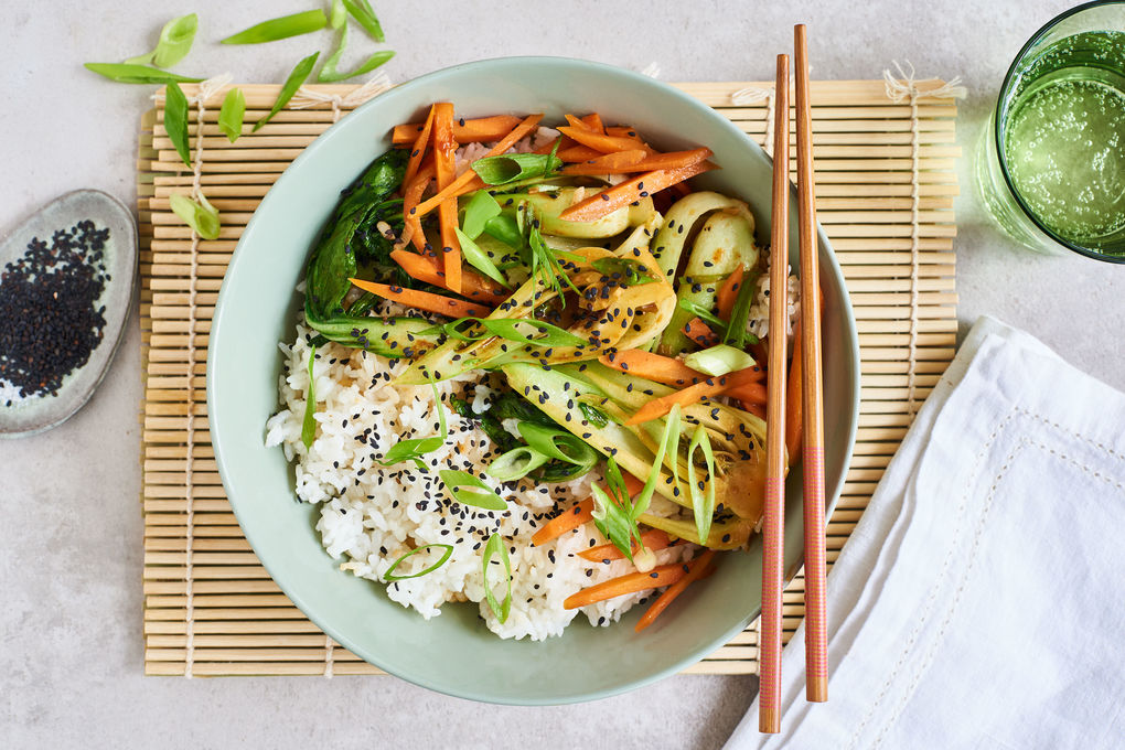 Koreanische Veggie-Pfanne mit Pak Choi und Sushireis