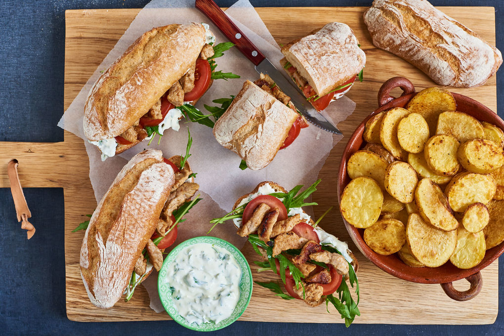 Herzhaftes Kalb-Sandwich mit Rucola-Schmand und Kartoffeltaler