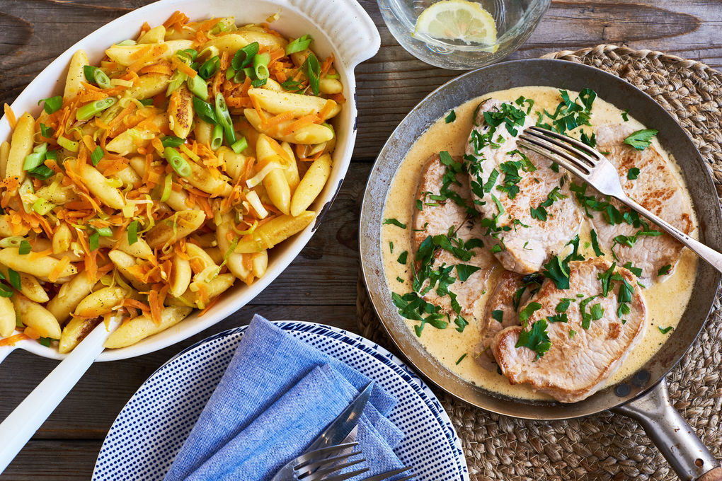 Bunte Schupfnudelpfanne mit Schweine-Steaks in Rahm-Sauce