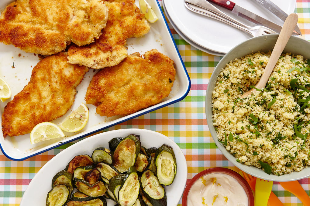 Saftiges Hähnchen-Schnitzel mit Kräuter-Couscous und Joghurt