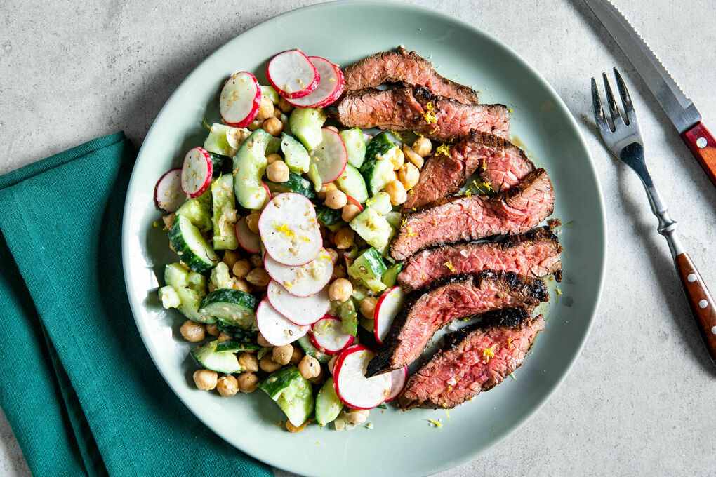 Miso-Rindersteak Low Carb mit Kichererbsen und geschlagenen Gurken