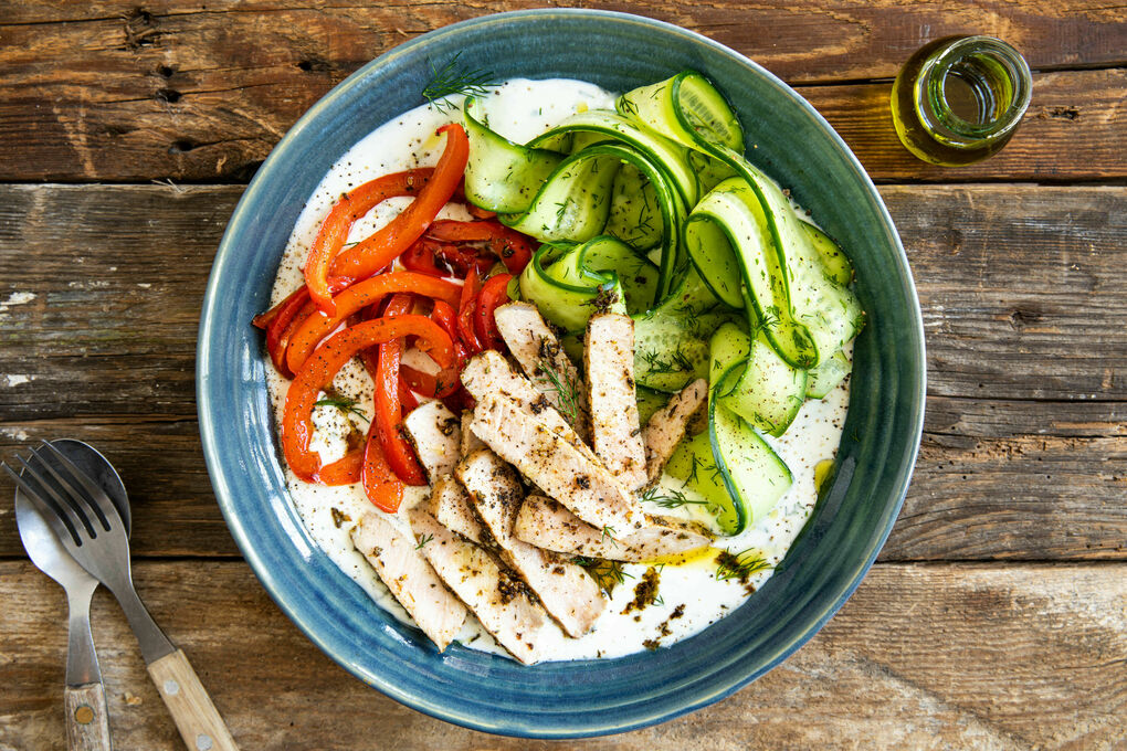 Saftige Steakstreifen vom Schwein Low Carb auf Joghurt mit Gemüse