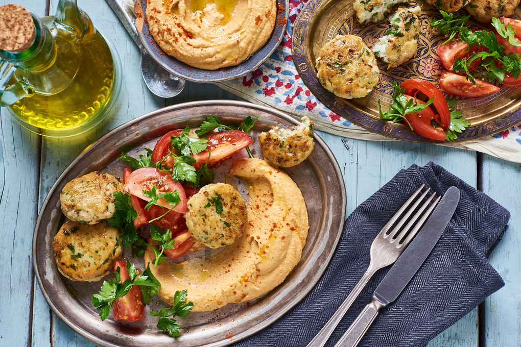 Knusprige Fisch-Frikadellen mit Hummus und Tomaten-Salat