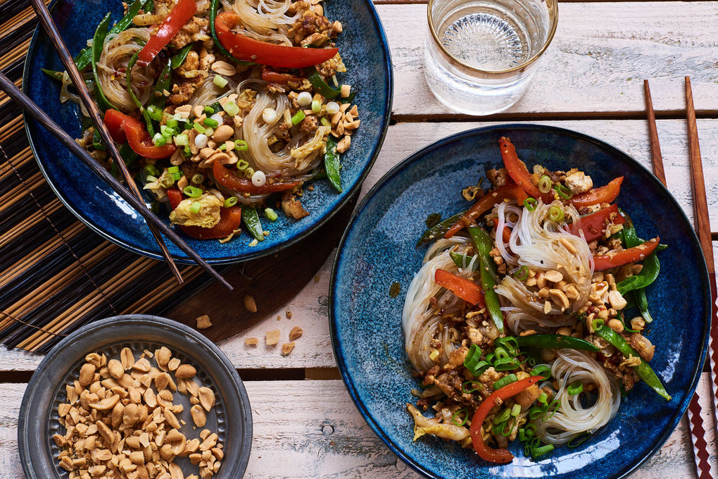 Indonesische Glasnudel-Pfanne mit Tofu-Scramble und Erdnüssen