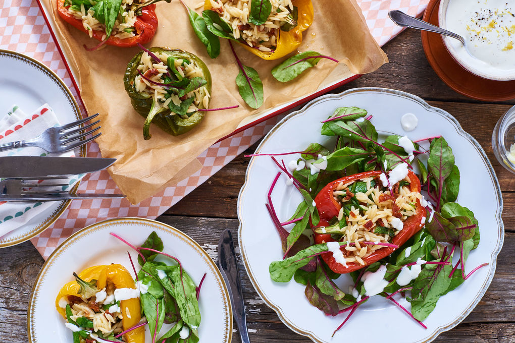 Bunt gefüllte Paprika mit Risoni und Mangold-Salat