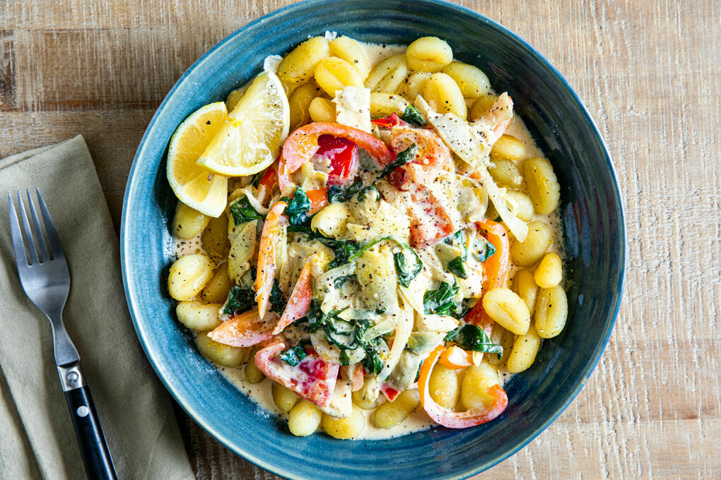Gnocchi mit Artischocken und Spinat in veganer Cremesauce mit Paprika und Tomaten
