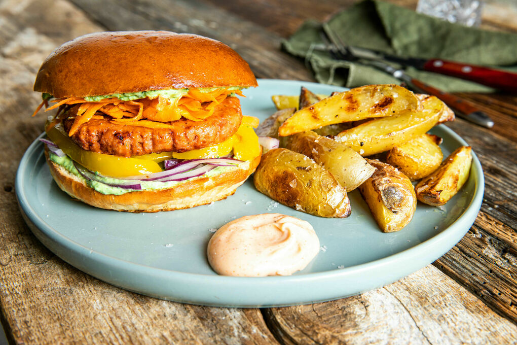 Veggie-Burger mit Feta-Basilikum-Creme dazu gebackene Kartoffelwedges
