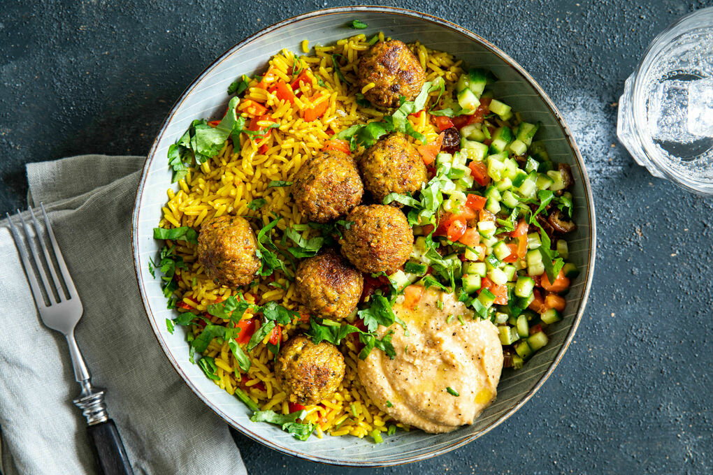 Falafel-Reis-Bowl mit Hummus und Tomaten-Gurken-Salat mit Datteln